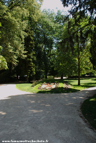 Entrée du jardin des plantes avec le blason de la ville de Poitiers en mosaiculture